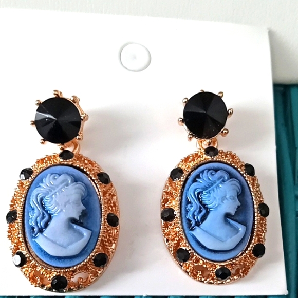New Cameo Post Earrings - Picture 2 of 7